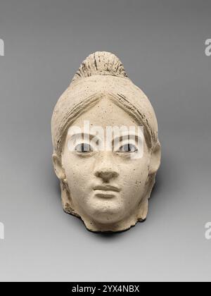 Mami-Maske, A.D. 150-200. Weitere Informationen: Die Tradition der Grabbildnisse im römischen Ägypten (1.-3. Jahrhundert n. Chr.), berühmt für seine bemalten Porträtpaneele, umfasste auch die Herstellung und Verwendung von Gipsporträts. Über den Gesichtern der Mumien platziert, wurden diese fast lebensgroßen Porträts vor der Beerdigung in die Hüllen eingearbeitet. Diese Maske wurde ursprünglich an einem flachen Gipsbereich befestigt und von den Mumienwicklungen leicht nach oben projiziert, was der gesamten Mumie einen dreidimensionalen Aspekt verleiht. Die Porträts sind schimmelig, aber weil ihre religiöse Funktion war Stockfoto