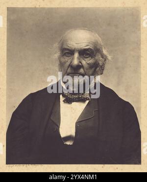 William Ewart Gladstone, 1890. Porträt eines älteren Mannes mit weißem Haar und dünnem weißem Bart, nach vorne gerichtet. Er trägt eine Fliege mit Punktmuster. Stockfoto