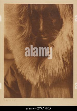 Jajuk-Selawik, 1928. Nahporträt eines Indianers in einer Kapuze mit Pelzbesatz. Stockfoto