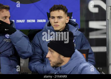 Italien, Mailand, 2024 12 06: Kristjan Asllani (FC Inter) saß vor dem Anstoß während des Fußballspiels FC Inter gegen Parma Calcio, Serie A Tim 2024-2025 Tag 15, San Siro StadiumItalien, Mailand, 2024 12 06: FC Inter gegen Parma Calcio, Serie A Tim 2024/2025, Tag 15 im San Siro Stadion (Foto: Fabrizio Andrea Bertani/Pacific Press/Sipa USA) Stockfoto