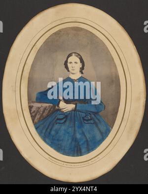 (Porträt einer Frau), 1850er Jahre Porträt einer Frau, die auf einem Tisch sitzt. Ihr Kleid ist blau gefärbt. Stockfoto