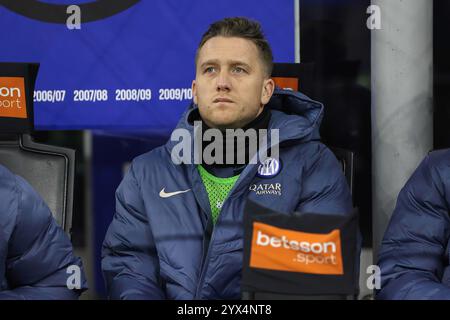 Italien, Mailand, 2024 12 06: Piotr Zielinski (FC Inter) saß vor dem Start während des Fußballspiels FC Inter gegen Parma Calcio, Serie A Tim 2024-2025 Tag 15, San Siro StadiumItalien, Mailand, 2024 12 06: FC Inter gegen Parma Calcio, Serie A Tim 2024/2025, Tag 15 im San Siro Stadion (Foto: Fabrizio Andrea Bertani/Pacific Press/Sipa USA) Stockfoto