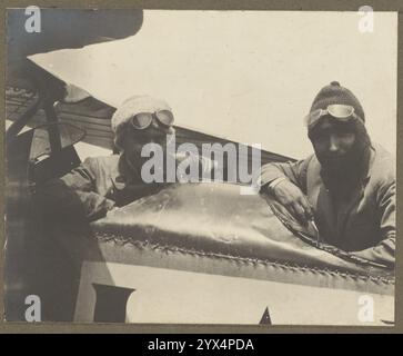 Zwei Piloten im Flugzeug, 1915-1930. Porträt zweier Piloten, die in einem Flugzeug sitzen. Die Piloten haben beide Hüte und Schutzbrille auf dem Kopf. Stockfoto