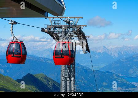 Moderne rote Seilbahnhütten mit Blick auf die österreichischen Alpen in Kaprun, Zell am See, Österreich Stockfoto