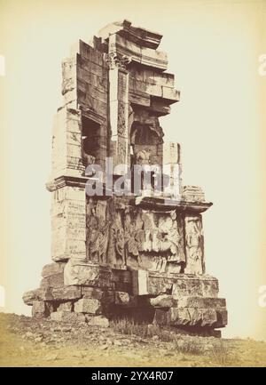 Das Philopappos-Denkmal, 1860er Jahre Zusätzliche Informationen: Die Teilfassade des Philopappos-Denkmals steht auf dem Mouseion-Hügel in Athen. Die Statuen sind beschädigt und Steine fehlen an den Seiten, der Basis und der Oberseite. Graffiti wurden in einige Steine eingeritzt. Stockfoto