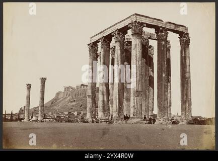 Tempel des Olympischen Zeus, 1860er Jahre Weitere Informationen: Menschen stehen zwischen den Säulen des Tempels des Olympischen Zeus (Olympieion). Um die Basis wurden Stühle und Bänke aufgestellt, damit sich die Menschen ausruhen können. Die Akropolis ist auf dem Hügel dahinter sichtbar. Stockfoto