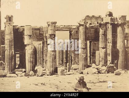 Propyläen der Akropolis, Athen, um 1880. Weitere Informationen: Ruinen des Eingangs zur Akropolis von Athen. Eine Reihe von sechs Säulen steht vor dem Gateway. Eine rechteckige Tür befindet sich in der Mitte der Steinmauer des Tores. Zusätzliche Säulen sind durch die Tür sichtbar. Stockfoto