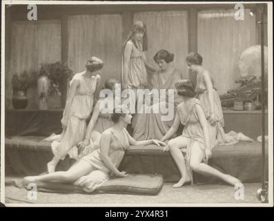 Isadora Duncan and Group, ca. 1917. Das Gruppenporträt konzentrierte sich auf Isadora Duncan, die mit den Händen auf dem Schoß eine Kristallkugel hielt und nach unten blickte. Sie wird von sechs anderen Tänzerinnen umgeben, die in stehenden, knienden oder sitzenden Positionen posieren. Stockfoto