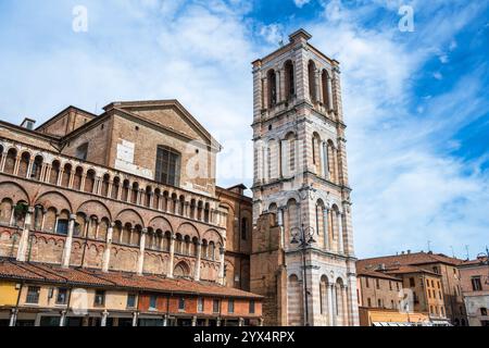 Loggia und Glockenturm der Cattedrale di San Giorgio auf der Piazza Trento e Trieste im Stadtzentrum von Ferrara in der Region Emilia-Romagna in Norditalien Stockfoto