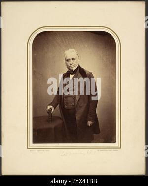 Lord Macauley, F.R.S., 1856. Weitere Informationen: Porträt von Thomas Babington Macaulay, 1. Baron Macaulay, stehend mit der Hand auf einem Buch. Stockfoto