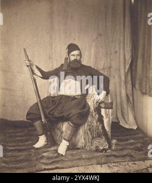 Selbstporträt in Zouave Uniform, 1855. Zusätzliche Informationen: Im Rahmen seiner Krim-Serie fotografierte Roger Fenton sich in einer Zouave-Uniform und mit einem Gewehr. Die Zouaves waren französische Soldaten einer multinationalen alliierten Armee, die im Krimkrieg kämpften, wo Fenton sie fotografierte. Die alliierten Truppen bestanden aus zahlreichen ethnischen Gruppen. Die Zouaves waren nicht nur wegen ihrer farbenfrohen exotischen algerischen Uniformen, sondern auch wegen ihrer überlegenen Kampfkunst außergewöhnlich. Fenton erhielt die Uniform von einem französischen General. Das Bild mit einem Titel versehen, als wäre es ein Foto eines A Stockfoto