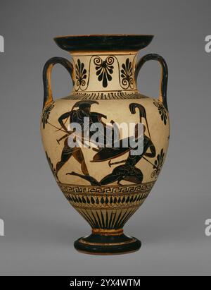 Attische Schwarzfigurenhals Amphora, ca. 500-480 v. Chr. Aufbewahrungsbehälter mit zwei Kriegern. Zusätzliche Info: Zwei Duelle - oder vielleicht der gleiche Kampf von verschiedenen Seiten - zieren diese kleine Hals-Amphora. Es gibt keine Inschriften, in denen die Figuren benannt werden, aber ihr Einzelkampf ruft die Duelle der Helden im Trojanischen Krieg hervor. In den frühen Jahrzehnten des 5. Jahrhunderts v. Chr. arbeiteten viele Vasenmaler in der kürzlich erfundenen rotfigurigen Technik. Andere hingegen arbeiteten weiterhin in Schwarzfiguren. Auf dem sich wandelnden Keramikmarkt suchten einige nach Möglichkeiten, ihr Produkt interessanter zu machen. Eine Methode war die Co Stockfoto