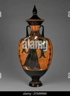 Panathenäischer Preis Amphora mit Deckel, 363-362 v. Chr. Preisschiff von den Athener Spielen. Weitere Informationen: Das Panathenaia, ein staatliches religiöses Festival, ehrt Athena, die Schutzgöttin von Athen. Das Festival fand alle vier Jahre in erweiterter Form statt und umfasste sportliche, musikalische und andere Wettbewerbe. Amphoren gefüllt mit Öl aus Oliven von den heiligen Bäumen von Athena wurden bei den Panathenaischen Spielen als Preise verliehen. Diese Amphoren hatten eine besondere Form mit engem Hals und Fuß und eine Standarddekoration. Eine Seite zeigte Athena, die Göttin des Krieges, bewaffnet und zwischen uns vorwärtsschreitend Stockfoto