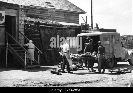 Russland, Juli 1944: Deutsche Wehrmachteinheit, Transport eines Verwundeten während der Kämpfe in der russischen Sommeroffensive (Operation Bagration). [Automatisierte Übersetzung] Stockfoto