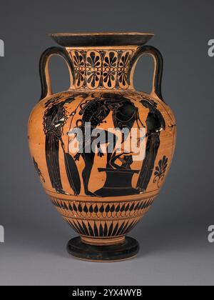 Attische Schwarzfigur Amphora, ca. 510 v. Chr. Vorratsbehälter mit Herakles, der das erymanthische Eber trägt. Zusätzliche Informationen: Die Vase wird aus Fragmenten rekonstruiert. Seite A: Herakles und das erymanthische Eber. Seite B: Abgang eines Kriegers. Am Nacken sind Palmetten aufgeklebt; unterhalb der Griffe komplexe Palmettenranken; unterhalb der Figurenszenen Bänder aus miteinander verbundenen aufrechten Lotusknospen und aufrechten Strahlen. Der Fuß ist schwarz lackiert. Stockfoto