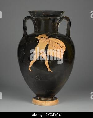 Dachboden Rotfigurenhals-Amphora, 500-480 v. Chr. Vorratsdose mit einem griechischen Krieger. Zusätzliche Informationen: Der Körper der Vase ist schwarz, mit Ausnahme von zwei Figuren, eine einzelne auf jeder Seite. Auf Seite A, mit Grieben, Kürass und einem zurückgeschobenen korinthischen Helm, springt ein Hoplite nach rechts. Sein Hoplitschild hat eine Schildschürze, eine Schwade aus Stoff oder Leder, die sich gegen verstreute Pfeile verteidigt. Auf Seite B flüchtet sein Gegner mit einem riesigen Schwert (Machaira). Ein rotes Band (vermutlich der Riemen für seinen mit Kampfmustern verzierten Köcher) umgibt seine Taille, und seine weiche Mütze (mitra) hat einen roten Streifen. Er ist charakterisiert Stockfoto