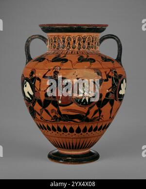 Attische Schwarzfigurenhals Amphora, ca. 540 v. Chr. Vorratsdose mit einer Kampfszene. In den mythologischen Schlachten der Griechen endete ein Konflikt nicht immer, als ein Krieger seinen Gegner tötete. Es gab oft Schwierigkeiten, das Schicksal der gefallenen Figur&#x2019;s Körper zu bestimmen. Die Kameraden des besiegten Kriegers versuchten, die Leiche zu bergen, damit sie begraben werden konnte, während ihre Gegner versuchten, sie der Rüstung zu entziehen, zu verstümmeln oder für Lösegeld zu halten. Die Vorderseite dieser schwarzfigurigen Hals-Amphora in Athen zeigt einen solchen Konflikt. Im Zentrum der Szene kämpfen zwei Krieger Stockfoto