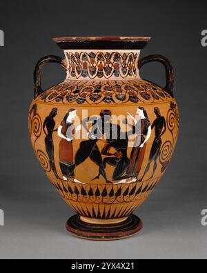 Attische Schwarzfigurenhals Amphora, ca. 550 v. Chr. Vorratsdose mit Theseus, der den Minotaur tötet. Zusätzliche Info: Kampfszenen schmücken diese schwarzfigurige Halsamphora aus Athener. Auf der Vorderseite der Vase kämpft der griechische Held Theseus gegen den Minotauren. Dieses Monster, mit einem Stierkopf und einem menschlichen Körper, lebte in einem Labyrinth auf der Insel Kreta und verzehrte Menschenopfer, die als Tribut aus Athen geschickt wurden. Der Held hat gerade das Tier mit seinem Schwert erstochen, und Blut fließt aus der Wunde. Ein Jugendlicher und ein Mädchen - Vertreter der vierzehn Jugendlichen und Mädchen, die von Theseus Vize gerettet wurden Stockfoto