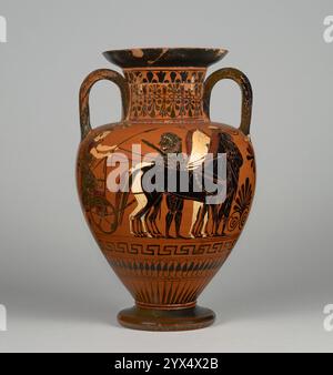 Dachboden Schwarzfigurenhals-Amphora, 530-520 v. Chr. Aufbewahrungsbehälter mit Athena bringt Herakles auf den Olymp; Aufbewahrungsbehälter mit einem Kampf zwischen Thrakern und einem Griechen;. Zusätzliche Info: Die Apotheose von Herakles ziert die Vorderseite dieser schwarzfigurigen Amphore in Athen. Herakles wird durch seine Attribute von Schlägerfell und Löwenfell identifiziert und wartet, während die Göttin Athena, seine Schutzgöttin, den Wagen besteigt, der ihn zum Heim der Götter auf dem Berg Olympos fahren wird. Hermes, der Bote der Götter, steht hinter den Köpfen der Pferde und bereitet sich darauf vor, den Wagen zu führen. Die Rückseite der Vase zeigt eine Kampfszene Stockfoto