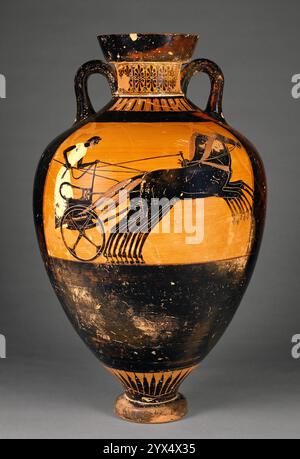 Attika Panathenäische Amphora, 500-480 v. Chr. Das Schiff mit einem Wagenrennen gewinnen. Weitere Informationen: Das Grosse Panathenaia, ein staatliches religiöses fest, ehrt Athena, die Schutzgöttin von Athen. Das Festival fand alle vier Jahre statt und umfasste sportliche und musikalische Wettbewerbe, und Amphoren gefüllt mit Öl aus Athena&#x2019;s heiligen Olivenbäumen wurden als Preise bei den Panathenaischen Spielen verliehen. Diese panathenäischen Amphoren hatten eine markante Form mit schmalen Hälsen und Füßen und erhielten Standarddekoration, immer in der schwarzfigurigen Technik. Auf der Vorderseite, Athena in ihrem Gewand als "Promachos" - in Stockfoto