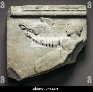 Votive Relief (Cottenham Relief), um 500 v. Chr. Erleichterung mit einer Jugend, die ein Pferd zurückhält. Zusätzliche Info: Ein männlicher Jugendlicher lehnt sich zurück, um ein lebendiges Pferd auf diesem Relieffragment zurückzuhalten, das nur den linken oberen Teil der Originalszene bewahrt. Junge Männer und ihre Pferde waren ein beliebtes Thema in der griechischen Kunst. Das Pferd war ein Symbol für Ansehen, Reichtum und Status, und so vermittelten selbst bescheidene Reliefs, die Jugendliche mit dem Tier darstellten, eine Botschaft von hohem sozialen Rang. Dieses Relief wurde wahrscheinlich in einem Heiligtum als Votivopfer errichtet, vielleicht um den sieger eines Pferderennens zu ehren. Erkannt und d Stockfoto