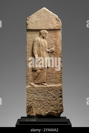 Grabstele of Myttion, etwa 400 v. Chr. Grabstein der Myttion. Zusätzliche Info: Die junge Frau auf dieser Stele oder dem Grabdenkmal stellt den Verstorbenen dar. Leichte Spuren einer griechischen Inschrift, die über dem Kopf der Frau gemalt ist, erhalten ihren Namen Myttion. Ihr langes Haar wird von ihrem Gesicht zurückgebürstet und zu einem Zopf um ihren Kopf gewickelt. Sie trägt ein ungewöhnliches Kleid namens Kandys, einen langärmeligen, knielangen Mantel, der von persischer Kleidung inspiriert ist. Dieser Stil wurde Ende des 5. Jahrhunderts v. Chr. von Athenischen Frauen übernommen und bei religiösen Zeremonien getragen. Der Vogel, den Myttion hält Stockfoto