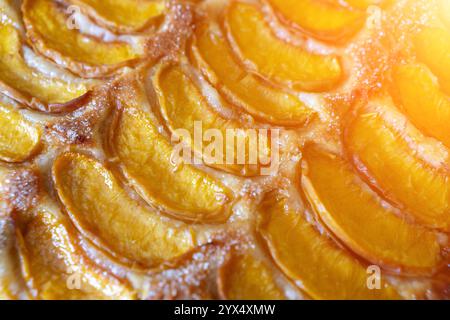 Ein Dessert aus geschnittenen Pfirsichen ist auf einem hölzernen Schneidebrett. Das Dessert ist mit Zucker bedeckt und sieht köstlich aus. Stockfoto