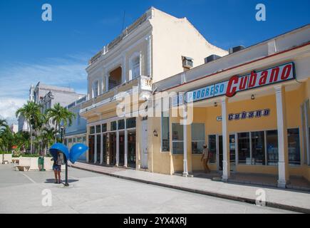 Eine Fußgängerzone in der Altstadt mit ihren historischen Gebäuden, Cienfuegos, Kuba Stockfoto