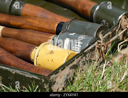 Stielhandgranate ist der deutsche Begriff für Stangenhandgranaten und bezieht sich im Allgemeinen auf eine Reihe von Stangengranaten aus dem Ersten und Zweiten Weltkrieg. Stockfoto