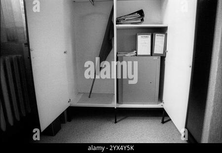 Deutschland, Berlin, 23. Juni 1991, Bezirksgericht Lichtenberg (direkt neben dem Stasi-Hauptquartier Normannenstraße), Kabinett mit Flagge..., hier wurde ein Teil der DDR-Friedensbewegung verhandelt, [automatisierte Übersetzung] Stockfoto