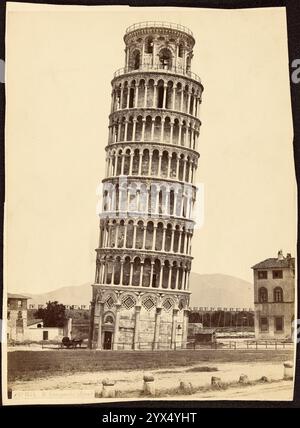 IL Campanile (Pisa), ca. 1870-1880. Zusätzliche Informationen: Ein Porträt des Schiefen Glockenturms der Kathedrale von Pisa. Eine Pferdekutsche steht im Schatten neben dem Eingang zum Turm. Stockfoto