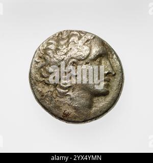 Tetradrachme mit Ptolemäus XIII (?), (1. Jahrhundert v. Chr.?) Zusätzliche Info: Vorderseite: Kopf des Ptolemäus, im Profil nach rechts. Rückwärts: Adler, der nach links steht und einen Blitz in den Krallen hält. Am rechten Fuß, ein Isis-Kopfschmuck. Hinter dem Rücken des Adlers, ein Palmenzweig. Links vom Adler eingeschrieben: ? G [lambda gamma, was bedeutet, es wurde im dritten Jahr der Herrschaft des Herrschers geprägt.] Rechts vom Adler: ?? [Pi, alpha], eine Abkürzung für seine Münzprägeanstalt: Paphos auf Zypern. Flach geschlagen. Stockfoto