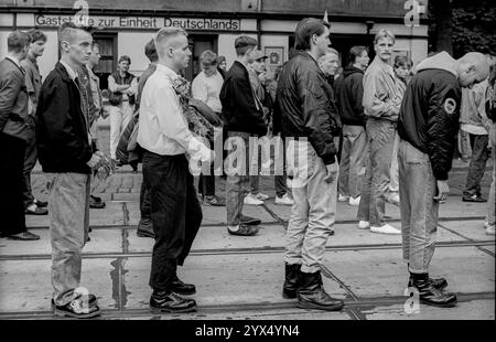 Deutschland, Dresden, 15. Juni 1991, Trauerzug für den neonazistischen Rainer Sonntag, der von Zuhältern erschossen wurde, vor der Kneipe zur Einheit Deutschlands, Stockfoto