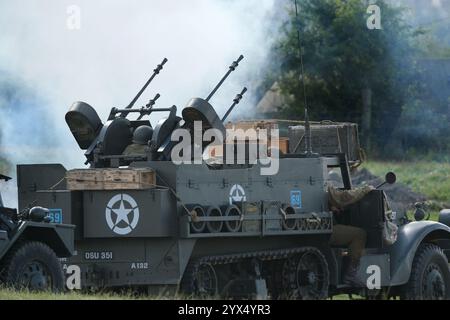 Nachstellung der Schlacht in der Normandie. Britische und amerikanische Truppen greifen auf die von Deutschland vorbereiteten Positionen an. Stockfoto