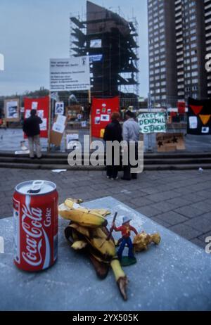 Deutschland, Berlin, 23.10.1991, Demonstration gegen den Abriss des Lenin-Denkmals auf dem Leninplatz in Berlin Friedrichshain, Bürger versammeln sich, um den Abriss zu verhindern (Coca Cola, Banane, Apfelgrill, Cowboy ...), [automatisierte Übersetzung] Stockfoto