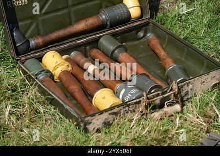 Stielhandgranate ist der deutsche Begriff für Stangenhandgranaten und bezieht sich im Allgemeinen auf eine Reihe von Stangengranaten aus dem Ersten und Zweiten Weltkrieg. Stockfoto