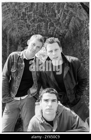 STEREOPHONICS, ORIGINAL LINE-UP, CARDIFF CASTLE, 1998: Das Original Stereophonics Line-up auf dem Gelände von Cardiff Castle vor dem ersten Konzert in der Heimatstadt Cardiff, Wales, Großbritannien am 12. Juni 1998. Foto: Rob Watkins. INFO: Stereophonics, eine walisische Rockband, entstand in den 1990er Jahren als prominente Persönlichkeiten im britischen Rock. Mit Kelly Jones' rasenden Vocals und Hits wie Dakota erzielten sie kommerziellen Erfolg. Ihre Diskografie spiegelt eine vielfältige Mischung von Rockgenres wider und zeigt ihren dauerhaften Reiz. Stockfoto