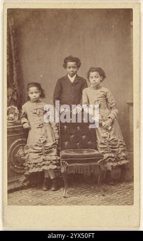 Zwei Mädchen und ein Junge, 1865-1875. Stockfoto