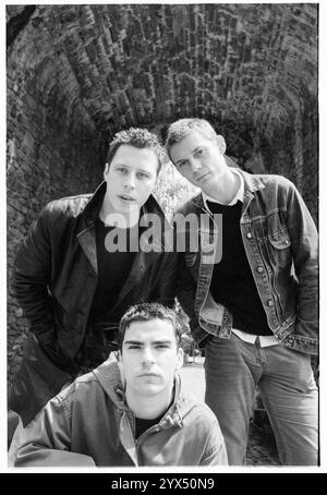 STEREOPHONICS, ORIGINAL LINE-UP, CARDIFF CASTLE, 1998: Das Original Stereophonics Line-up auf dem Gelände von Cardiff Castle vor dem ersten Konzert in der Heimatstadt Cardiff, Wales, Großbritannien am 12. Juni 1998. Foto: Rob Watkins. INFO: Stereophonics, eine walisische Rockband, entstand in den 1990er Jahren als prominente Persönlichkeiten im britischen Rock. Mit Kelly Jones' rasenden Vocals und Hits wie Dakota erzielten sie kommerziellen Erfolg. Ihre Diskografie spiegelt eine vielfältige Mischung von Rockgenres wider und zeigt ihren dauerhaften Reiz. Stockfoto