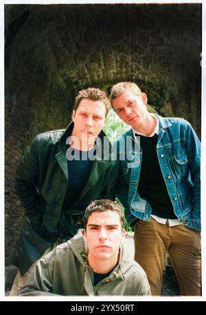 STEREOPHONICS, ORIGINAL LINE-UP, CARDIFF CASTLE, 1998: Das Original Stereophonics Line-up auf dem Gelände von Cardiff Castle vor dem ersten Konzert in der Heimatstadt Cardiff, Wales, Großbritannien am 12. Juni 1998. Foto: Rob Watkins. INFO: Stereophonics, eine walisische Rockband, entstand in den 1990er Jahren als prominente Persönlichkeiten im britischen Rock. Mit Kelly Jones' rasenden Vocals und Hits wie Dakota erzielten sie kommerziellen Erfolg. Ihre Diskografie spiegelt eine vielfältige Mischung von Rockgenres wider und zeigt ihren dauerhaften Reiz. Stockfoto