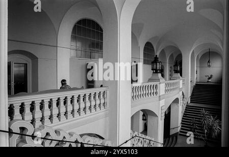 Deutschland, Berlin, 23. Juni 1991, Bezirksgericht Lichtenberg (direkt neben dem Stasi-Hauptsitz in der Normannenstraße), Treppenhaus, wo ein Teil der DDR-Friedensbewegung verhandelt wurde, Stockfoto