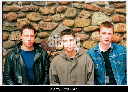 STEREOPHONICS, ORIGINAL LINE-UP, CARDIFF CASTLE, 1998: Das Original Stereophonics Line-up auf dem Gelände von Cardiff Castle vor dem ersten Konzert in der Heimatstadt Cardiff, Wales, Großbritannien am 12. Juni 1998. Foto: Rob Watkins. INFO: Stereophonics, eine walisische Rockband, entstand in den 1990er Jahren als prominente Persönlichkeiten im britischen Rock. Mit Kelly Jones' rasenden Vocals und Hits wie Dakota erzielten sie kommerziellen Erfolg. Ihre Diskografie spiegelt eine vielfältige Mischung von Rockgenres wider und zeigt ihren dauerhaften Reiz. Stockfoto