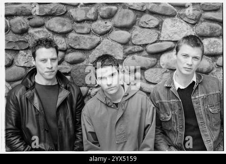 STEREOPHONICS, ORIGINAL LINE-UP, CARDIFF CASTLE, 1998: Das Original Stereophonics Line-up auf dem Gelände von Cardiff Castle vor dem ersten Konzert in der Heimatstadt Cardiff, Wales, Großbritannien am 12. Juni 1998. Foto: Rob Watkins. INFO: Stereophonics, eine walisische Rockband, entstand in den 1990er Jahren als prominente Persönlichkeiten im britischen Rock. Mit Kelly Jones' rasenden Vocals und Hits wie Dakota erzielten sie kommerziellen Erfolg. Ihre Diskografie spiegelt eine vielfältige Mischung von Rockgenres wider und zeigt ihren dauerhaften Reiz. Stockfoto