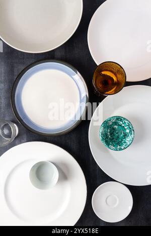 Draufsicht einer leeren Teller und Gläser auf schwarzem Hintergrund. Flache Lagen. Draufsicht. Lebensmittelkonzept. Stockfoto