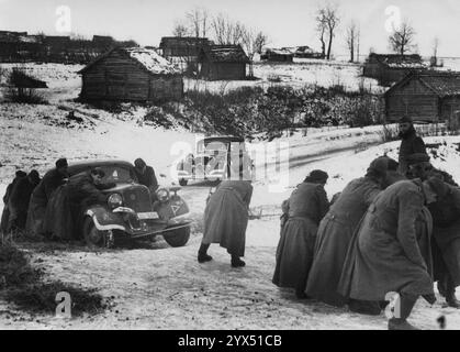 Deutsche Wehrmachtfahrzeuge werden im Schnee abgeschleppt. Das Divisionswappen der 110. Infanteriedivision auf dem linken Kotflügel des Fahrzeugs. Der Lkw, der das Fahrzeug abschleppt, ist nicht auf dem Bild. In der extremen Kälte im November 1941 (bis zu -30 Grad) starteten die Fahrzeuge nicht mehr von alleine. [Automatisierte Übersetzung] Stockfoto
