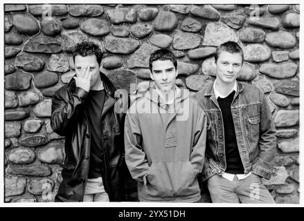 STEREOPHONICS, ORIGINAL LINE-UP, CARDIFF CASTLE, 1998: Das Original Stereophonics Line-up auf dem Gelände von Cardiff Castle vor dem ersten Konzert in der Heimatstadt Cardiff, Wales, Großbritannien am 12. Juni 1998. Foto: Rob Watkins. INFO: Stereophonics, eine walisische Rockband, entstand in den 1990er Jahren als prominente Persönlichkeiten im britischen Rock. Mit Kelly Jones' rasenden Vocals und Hits wie Dakota erzielten sie kommerziellen Erfolg. Ihre Diskografie spiegelt eine vielfältige Mischung von Rockgenres wider und zeigt ihren dauerhaften Reiz. Stockfoto