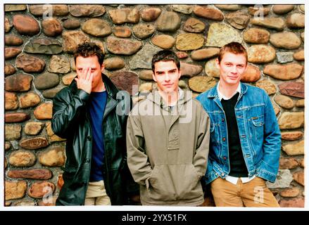 STEREOPHONICS, ORIGINAL LINE-UP, CARDIFF CASTLE, 1998: Das Original Stereophonics Line-up auf dem Gelände von Cardiff Castle vor dem ersten Konzert in der Heimatstadt Cardiff, Wales, Großbritannien am 12. Juni 1998. Foto: Rob Watkins. INFO: Stereophonics, eine walisische Rockband, entstand in den 1990er Jahren als prominente Persönlichkeiten im britischen Rock. Mit Kelly Jones' rasenden Vocals und Hits wie Dakota erzielten sie kommerziellen Erfolg. Ihre Diskografie spiegelt eine vielfältige Mischung von Rockgenres wider und zeigt ihren dauerhaften Reiz. Stockfoto