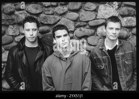 STEREOPHONICS, ORIGINAL LINE-UP, CARDIFF CASTLE, 1998: Das Original Stereophonics Line-up auf dem Gelände von Cardiff Castle vor dem ersten Konzert in der Heimatstadt Cardiff, Wales, Großbritannien am 12. Juni 1998. Foto: Rob Watkins. INFO: Stereophonics, eine walisische Rockband, entstand in den 1990er Jahren als prominente Persönlichkeiten im britischen Rock. Mit Kelly Jones' rasenden Vocals und Hits wie Dakota erzielten sie kommerziellen Erfolg. Ihre Diskografie spiegelt eine vielfältige Mischung von Rockgenres wider und zeigt ihren dauerhaften Reiz. Stockfoto