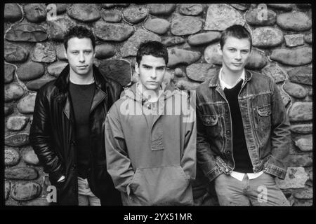 STEREOPHONICS, ORIGINAL LINE-UP, CARDIFF CASTLE, 1998: Das Original Stereophonics Line-up auf dem Gelände von Cardiff Castle vor dem ersten Konzert in der Heimatstadt Cardiff, Wales, Großbritannien am 12. Juni 1998. Foto: Rob Watkins. INFO: Stereophonics, eine walisische Rockband, entstand in den 1990er Jahren als prominente Persönlichkeiten im britischen Rock. Mit Kelly Jones' rasenden Vocals und Hits wie Dakota erzielten sie kommerziellen Erfolg. Ihre Diskografie spiegelt eine vielfältige Mischung von Rockgenres wider und zeigt ihren dauerhaften Reiz. Stockfoto