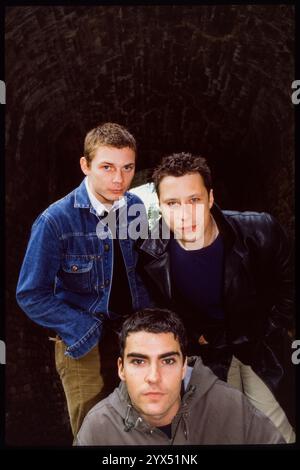 STEREOPHONICS, ORIGINAL LINE-UP, CARDIFF CASTLE, 1998: Das Original Stereophonics Line-up auf dem Gelände von Cardiff Castle vor dem ersten Konzert in der Heimatstadt Cardiff, Wales, Großbritannien am 12. Juni 1998. Foto: Rob Watkins. INFO: Stereophonics, eine walisische Rockband, entstand in den 1990er Jahren als prominente Persönlichkeiten im britischen Rock. Mit Kelly Jones' rasenden Vocals und Hits wie Dakota erzielten sie kommerziellen Erfolg. Ihre Diskografie spiegelt eine vielfältige Mischung von Rockgenres wider und zeigt ihren dauerhaften Reiz. Stockfoto